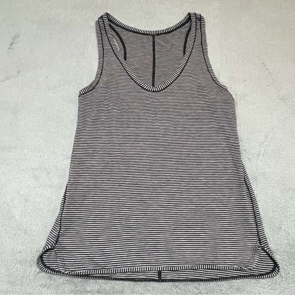 Tank Top Womens Black And White Light Weight No Size Tag

Very good condition